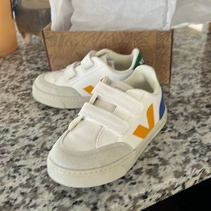 Kids veja size 10 US